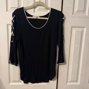 Harlow & Rose Long Bell Sleeve Scoop Neck Top - Size Large
